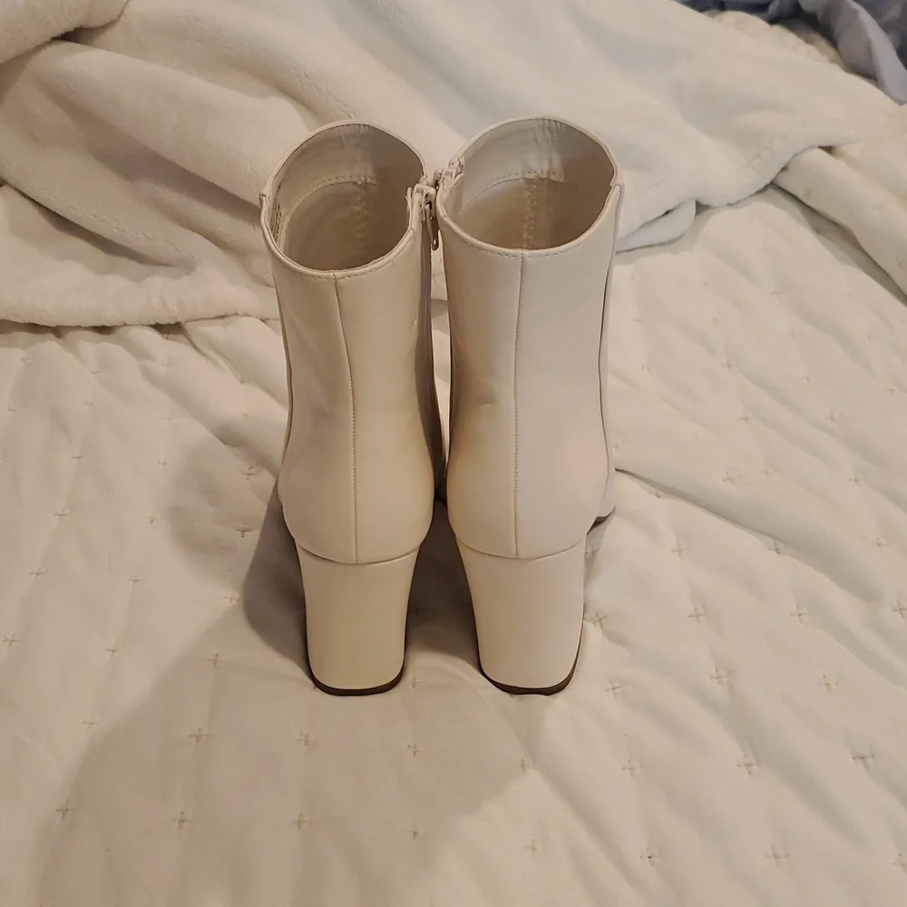 NWOT White Madden Girl Cody ankle boots size 11